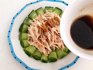 16、手撕鸡胸肉,浇上碗汁，吃的时候拌匀即可，手撕鸡胸肉做好了~