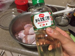 1、韩式香蒜辣烤鸡,鸡肉洗干净，沥干水分。加一汤匙料理酒，抓匀，放冰箱冷藏腌制15分钟。