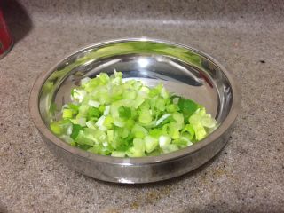 2、韩式香蒜辣烤鸡,小葱去皮，切碎。