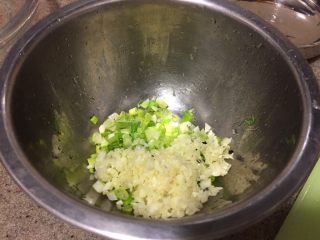 4、韩式香蒜辣烤鸡,葱末蒜末混合。