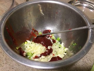 5、韩式香蒜辣烤鸡,加55g韩国辣椒酱。