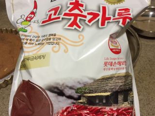 7、韩式香蒜辣烤鸡,图是韩国辣椒粉，不同于辣椒面。辣椒粉红色更深，颗粒更大。