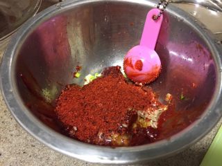 8、韩式香蒜辣烤鸡,加1-2汤匙，韩国辣椒粉。