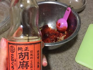 9、韩式香蒜辣烤鸡,加一汤匙芝麻油。