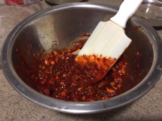 11、韩式香蒜辣烤鸡,搅拌均匀。