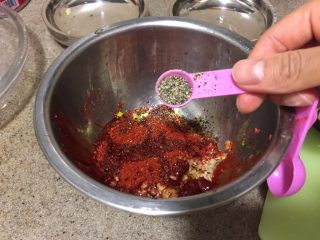 10、韩式香蒜辣烤鸡,加半茶匙黑胡椒碎。