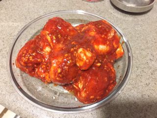 13、韩式香蒜辣烤鸡,抓匀酱汁和鸡肉。稍微按摩一会儿。让鸡肉全都被酱包裹。装盒冰箱冷藏腌制30分钟以上。小七腌制一天一夜。