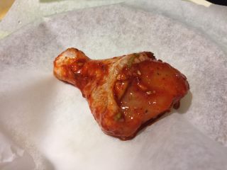 14、韩式香蒜辣烤鸡,腌好的鸡肉，用油纸或者锡箔纸包裹，放在烤盘里。