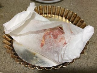 15、韩式香蒜辣烤鸡,包好的鸡肉放入烤箱，上下火，200度，烤20分钟。取出来，打开纸包，用筷子扎入鸡肉，如没有血水渗出来，就烤好了。如果有血水，再烤5分钟左右。