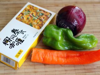 3、香爆咖喱花蛤,青椒、红椒、洋葱去皮洗净后备用