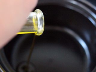 6、香爆咖喱花蛤,砂锅中倒入橄榄油