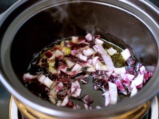 7、香爆咖喱花蛤,小火慢慢把洋葱煸炒出香味