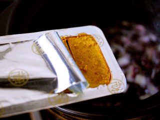 8、香爆咖喱花蛤,加入椰风咖喱块