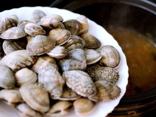 11、香爆咖喱花蛤,加入洗净的花蛤