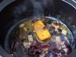 9、香爆咖喱花蛤,小火炒香后加入适量清水