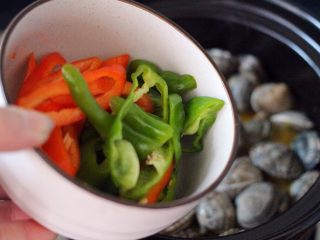 12、香爆咖喱花蛤,花蛤上面加入青椒和红椒丝