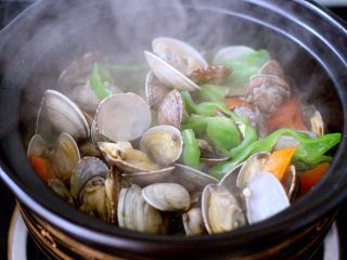 15、香爆咖喱花蛤,烧开之后、加入适量用清水泡开的木薯淀粉勾芡即可