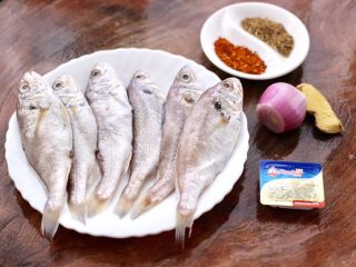 1、香辣孜然烤鱼,首先备齐所有的食材。