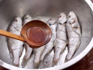 6、香辣孜然烤鱼,再加入料酒去腥。