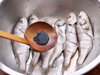 7、香辣孜然烤鱼,加入蚝油和生抽调味调色。