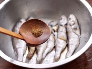 8、香辣孜然烤鱼,最后加入花椒粉增加口感。