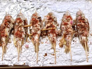 13、香辣孜然烤鱼,上面撒上孜然粉和辣椒粉。