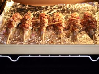 14、香辣孜然烤鱼,烤箱180度提前预热10分钟后,把烤盘放入烤箱中层,上下管180度烤制40分钟,烤到20分钟的时候,取出翻面再刷上一层薄薄的黄油后,撒上孜然粉和辣椒粉,继续烤制20分钟即可。