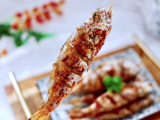 15、香辣孜然烤鱼,香酥可口的香辣孜然烤鱼出炉咯,香味飘满了整个房间,嘻嘻,老公配着啤酒,烤了6个没够吃哟。