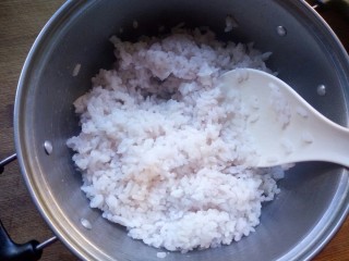 3、樱花寿司,煮好的米饭稍稍晾晾,加入一勺寿司醋拌匀。