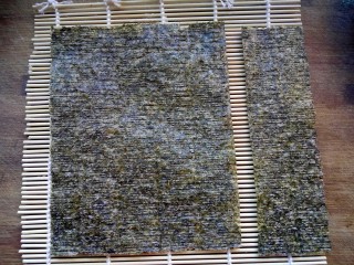 5、樱花寿司,将大张海苔切掉1/4。