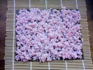 6、樱花寿司,均匀的铺上粉色米饭。