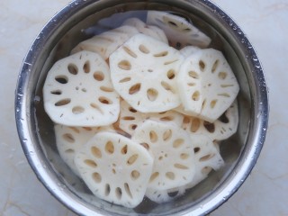 2、冬至美食 酥到掉渣的炸藕片,莲藕去皮切薄片清洗干净，放清水中浸泡。