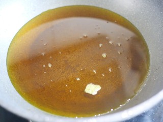 3、冬至美食 酥到掉渣的炸藕片,油烧至七成熟。