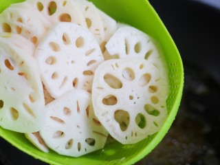 5、冬至美食 酥到掉渣的炸藕片,放入藕片。