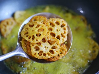 7、冬至美食 酥到掉渣的炸藕片,捞出控油。