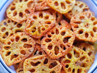 8、冬至美食 酥到掉渣的炸藕片,撒椒盐和辣椒粉即可。