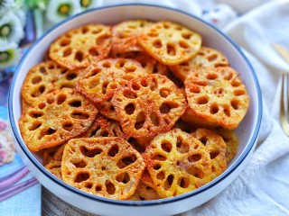 14、冬至美食 酥到掉渣的炸藕片,追剧解馋必备零食。