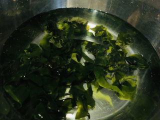 4、海带炖排骨,水浸泡半小时；