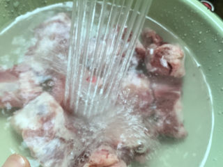 7、海带炖排骨,洗干净；