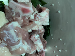 8、海带炖排骨,海带排骨放入炖锅；