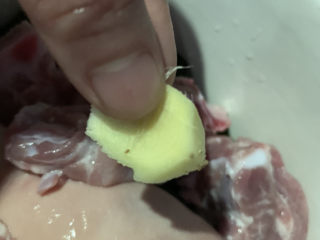 9、海带炖排骨,加一片姜；