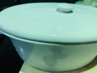 11、海带炖排骨,盖住锅盖；