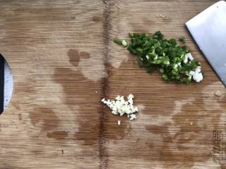 1、好吃的意大利蘑菇肉酱面,香菇在做饭前20分钟提前泡在水中。葱，蒜切碎。蒜可以切的尽量细一些。