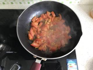 5、好吃的意大利蘑菇肉酱面,不用洗锅，用肉的油继续翻炒西红柿块，中火翻炒至西红柿汁儿出现，然后倒入刚刚炒熟的肉，翻炒。倒入番茄沙司，翻炒至均匀。