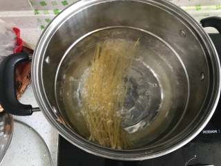 7、好吃的意大利蘑菇肉酱面,起锅烧水，开了之后下入意大利面。煮软后盛出。