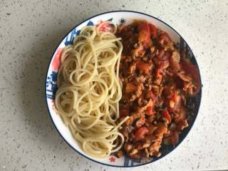 8、好吃的意大利蘑菇肉酱面,意大利蘑菇肉酱面就做好啦。再撒入剩余的葱进行搅拌。