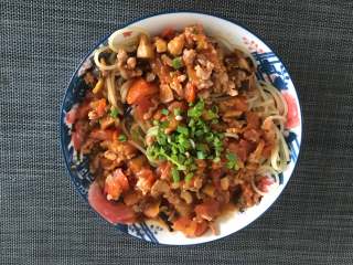 9、好吃的意大利蘑菇肉酱面,鲜香可口，再配上一杯红酒，真让人陶醉。