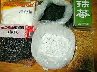 1、桂花黑芝麻汤圆（纯手工无油低糖版）,准备食材。
