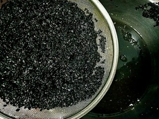 2、桂花黑芝麻汤圆（纯手工无油低糖版）,黑芝麻过水冲去表面浮尘，沥水捞出，空干表面水分。