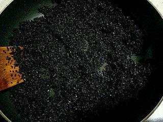 3、桂花黑芝麻汤圆（纯手工无油低糖版）,将空干水分的黑芝麻放入不沾平底锅中小火慢慢翻炒。